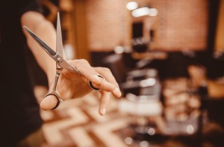 Come tagliare i capelli a casa al tuo partner