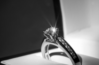 Come rendere più grande il tuo anello di fidanzamento