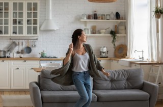 Pulizia di casa, le 20 canzoni migliori da ascoltare per avere più energia