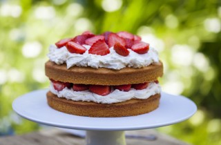 Torta pan di Spagna con crema e fragole: il dessert per la festa della mamma
