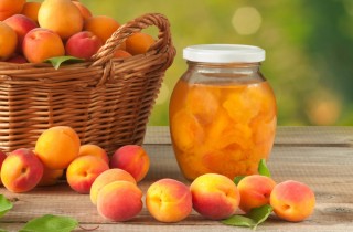 Albicocche sotto spirito: come farle in modo facile