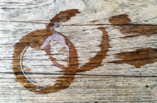 Come rimuovere le macchie d’acqua dal legno
