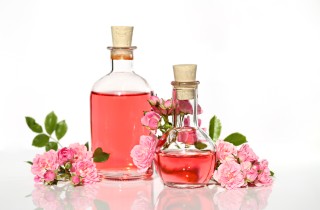 Acqua di rosa: benefici per la pelle e i capelli