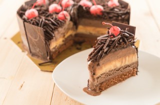 Torta gelato con pan di Spagna: come assemblarla e decorarla