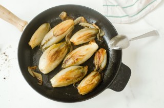Cucinare l'insalata belga in padella: come fare l'indivia cotta in 15 minuti