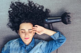 Come fare i capelli mossi con la schiuma e il diffusore in pochi minuti