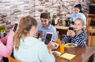 Mamma e papà sempre connessi: quali sono i rischi per i bambini?