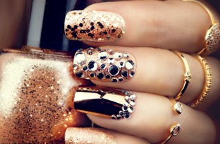 Decorazioni unghie con i brillantini: 7 nail art scintillanti