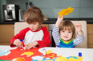 Idee pacchetti regalo: bigliettini con grandi fiori da realizzare con i bimbi