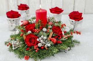 Centrotavola di Natale con corteccia, pigne e candele: 5 idee per ispirarsi