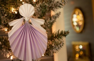 Decori natalizi fai da te: l'angelo di carta da realizzare con i bambini