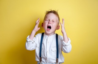 Il mio bambino urla e si arrabbia: che fare?