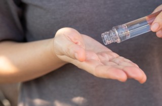 Salviettine antibatteriche o gel disinfettante: qual è la scelta migliore per le mani?