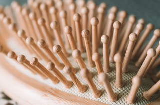 Spazzola in legno per capelli: perché fa bene e quali sono le proprietà