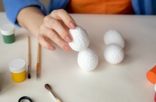 Uova di polistirolo decorate per Pasqua: due idee fai da te