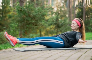 6 esercizi addominali per una pancia piatta da fare al parco