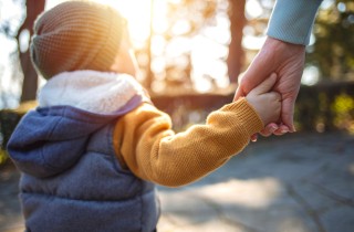 Come camminare in sicurezza con i bambini in città: i consigli 