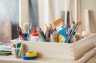 Come rivestire i vasetti di yogurt con il decoupage per il riciclo creativo