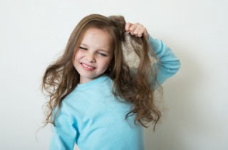 Acconciatura comunione bambina fatta in casa, i semplici passaggi