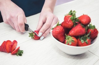 Come tagliare le fragole per decorare una torta: tutorial e idee sfiziose
