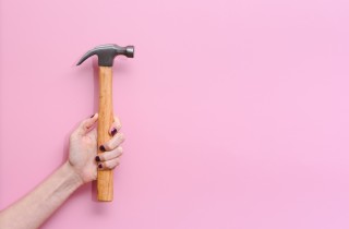 Come usare un martello senza farsi male e 5 usi alternativi