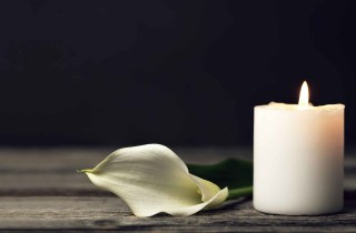 Frasi di condoglianze su Whatsapp, come esprimere il proprio dolore a distanza