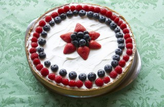 decorare crostata con frutti di bosco, decorazione crostata frutti di bosco