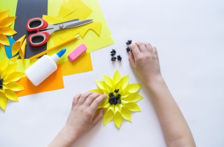 Girasoli di carta fai da te per decorare una festa a tema