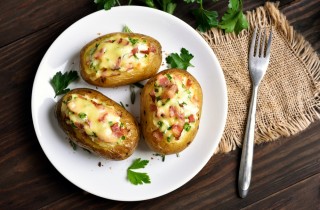 Come fare le patate ripiene gratinate con la pancetta