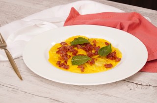 Medaglie di faraona, zabaione al parmigiano e prosciutto crudo croccante di Chef in Camicia