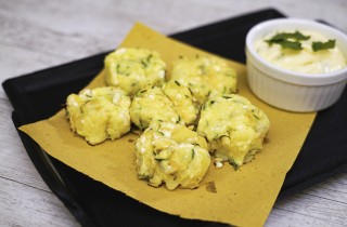 Frittelle di patate, zucchine e feta con maionese alla menta di Chef in Camicia