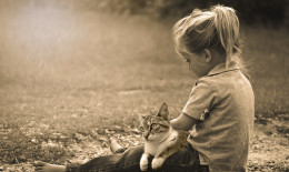 Bambina con gatto