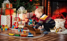 bambino-piccolo-natale-regali-pacchetti