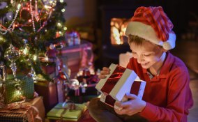 bambino-regali-natale-pacchetti-albero