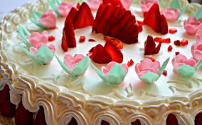 torta compleanno figlio festa festeggiato candeline regalo bambino amici palloncini