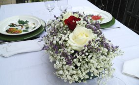 tavola elegante centro tavola fiori galateo tovaglia lino regole 