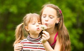 cerca di tenerli impegnati con altre attività sicure mentre gli adulti stanno cucinando la carne