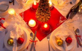 tavola feste galateo parenti cenone natale pasto casa padrone invitati commensali educazione regole