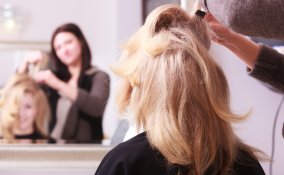 capelli ciuffo acconciatura