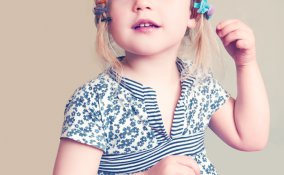 bambina fiocchi acconciatura capelli