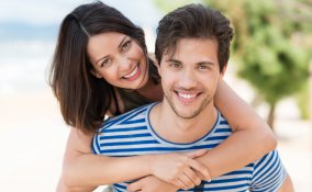 fascino giovane donna matura femminilità seduzione