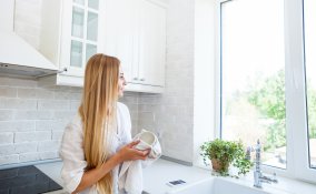 lavare piatti a mano bacinella acqua calda detersivo concentrato nelsen amido calcare lavandino cucina casa trucchi accorgimenti consigli