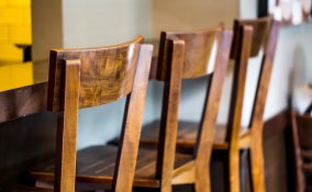 sedie legno curare trattare lucidare olio di lino panno morbido