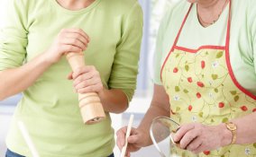 mamma e nonna in cucina