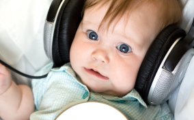 bambino con cuffie