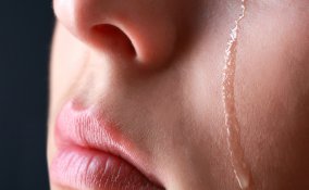 piangere, frignare, piagnucolare, lacrime, dolersi, affranto