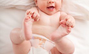 bambino con pannolino