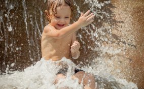 bambino e giochi d'acqua