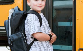 Quaderni, pastelli, libri zaino modello ideale figli scuola donne donna 