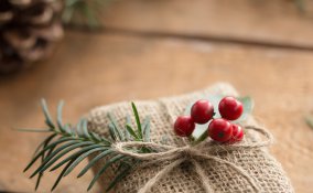 regalo con agrifoglio